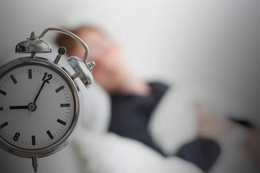 Dormir un peu plus peut réduire ses envies de grignotage