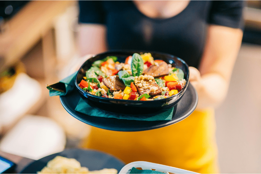 Dîner Léger Salade Vegan Protéinée aux Légumes Grillés