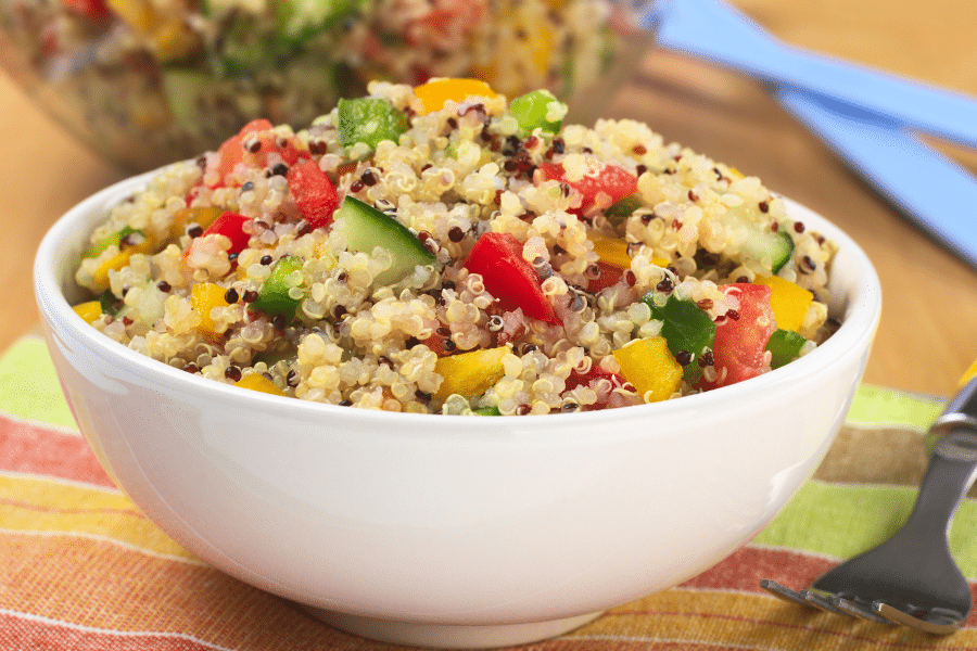 Salade de Quinoa aux Céréales Anciennes Énergie et Santé