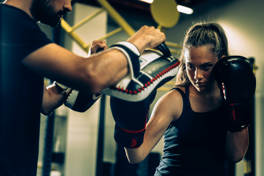Coaching Boxe Ce que la science confirme sur le coaching individuel en boxe la progression technique et les bénéfices pour la santé