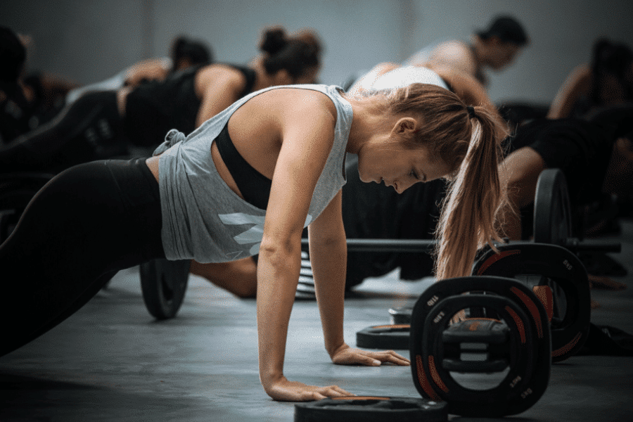 Fit Pump Ce que la science confirme sur le renforcement à la barre l'hypertrophie et la force musculaire