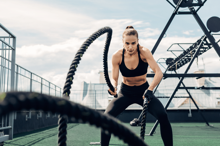 Fitness méditerranéen soleil outdoor et salles hybrides — le modèle que le nord de l'Europe envie