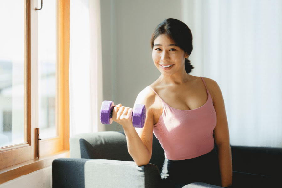 Musculation à domicile pour les femmes ce que la science dit vraiment sur les programmes féminins — loin des mythes Instagram
