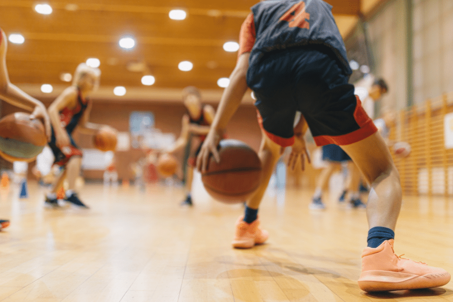 Musculation et basketball ce que LeBron James Giannis et les joueurs NBA font en salle — et que les basketteurs amateurs négligent
