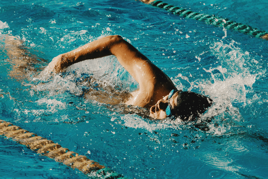 Musculation et natation pourquoi les nageurs qui soulèvent de la fonte nagent plus vite se blessent moins et dominent leurs couloirs