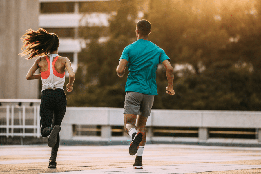 Musculation et running pourquoi les coureurs qui soulèvent de la fonte courent plus vite se blessent moins et durent plus longtemps