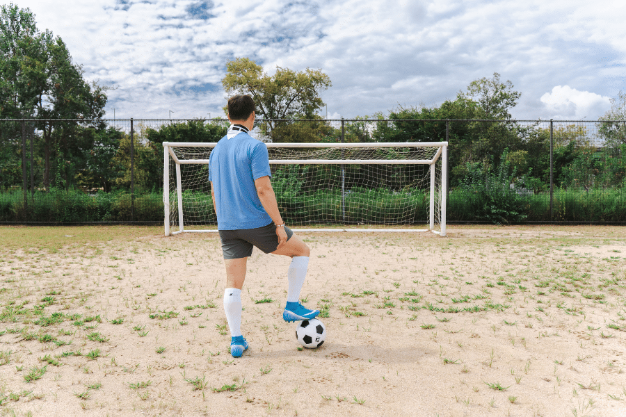 Quartiers prioritaires % de pratique sportive contre % des terrains de foot mais pas de salles et % qui dénoncent une offre trop restreinte