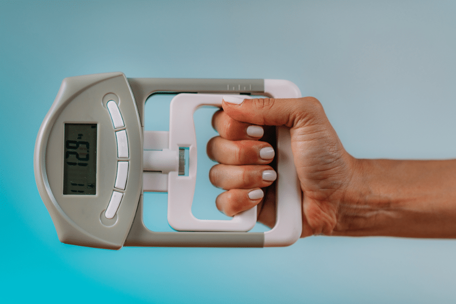 Grip strength pourquoi la force de préhension est devenue le marqueur de longévité le plus suivi