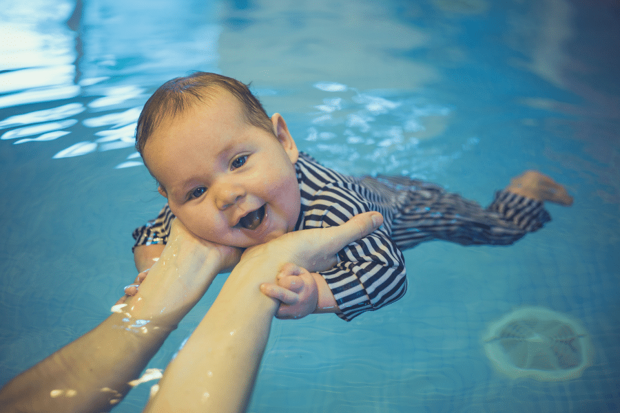 Bébé nageur sécurité bienfaits et bon âge pour commencer