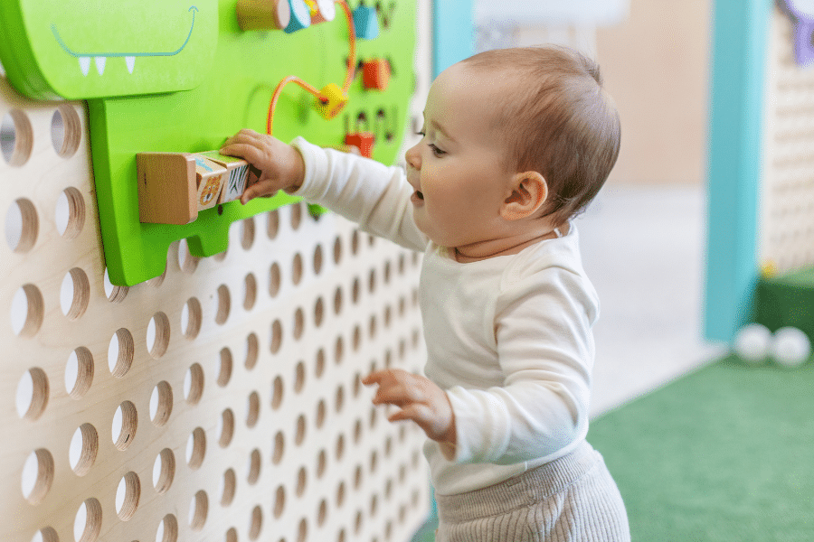 Éveil moteur de bébé les étapes clés de 0 à 12 mois (guide complet)
