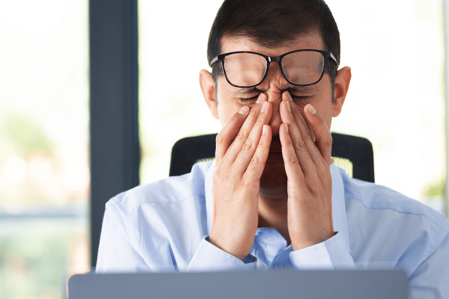 Fatigue visuelle au bureau soulager ses yeux devant l'écran