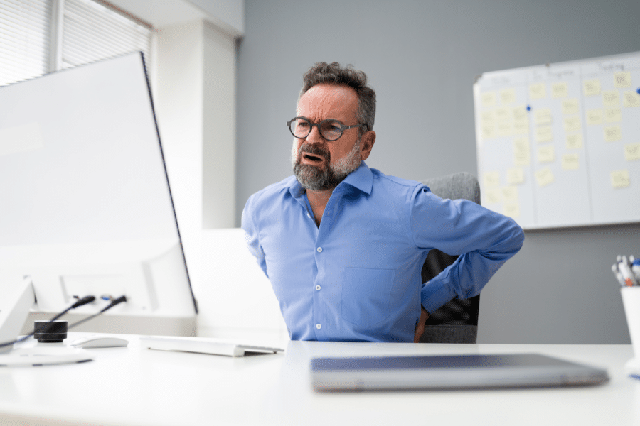Mal de dos au bureau 8 exercices à faire assis sur sa chaise