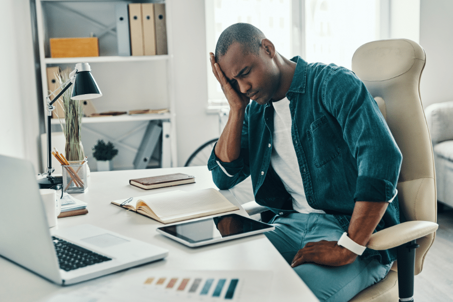 Découvrez notre diagnostic céphalées bureau identifiez les causes des maux de tête au travail en 8 questions ciblées