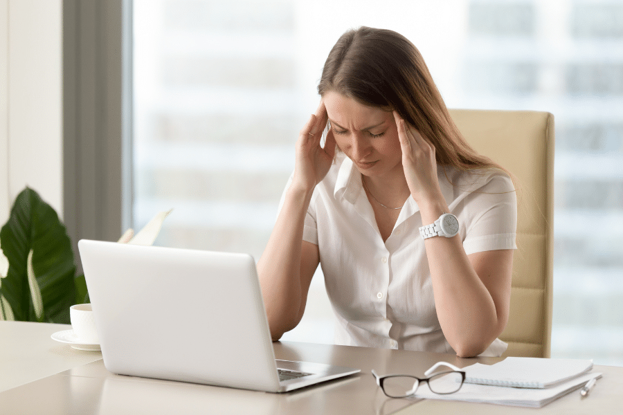 Maux de tête au bureau 7 déclencheurs cachés et comment les corriger