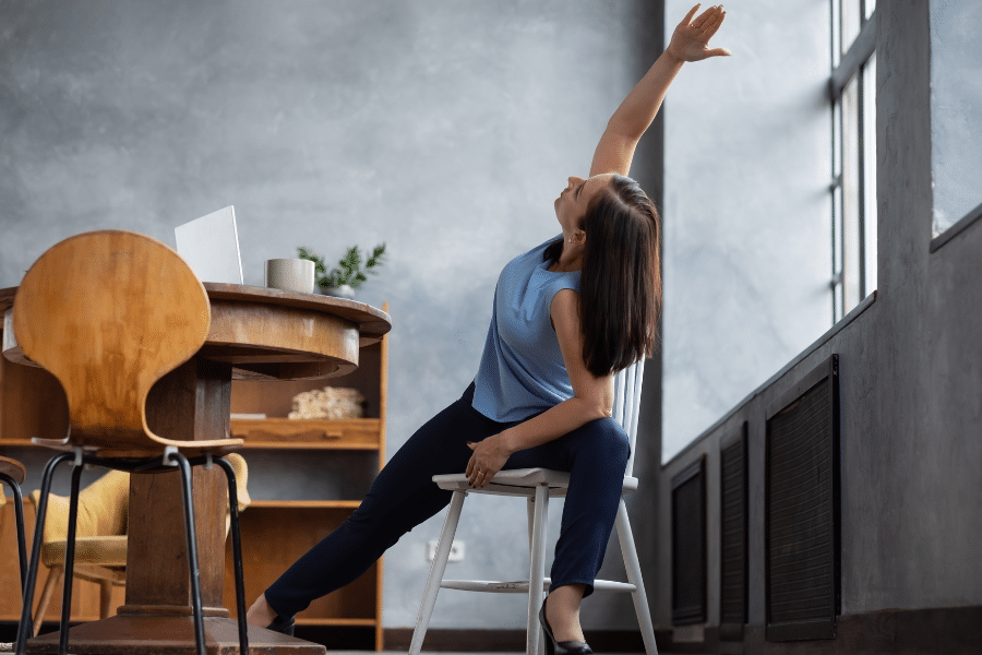 routine yoga complète sur chaise + maillage vers cours yoga MagicFit