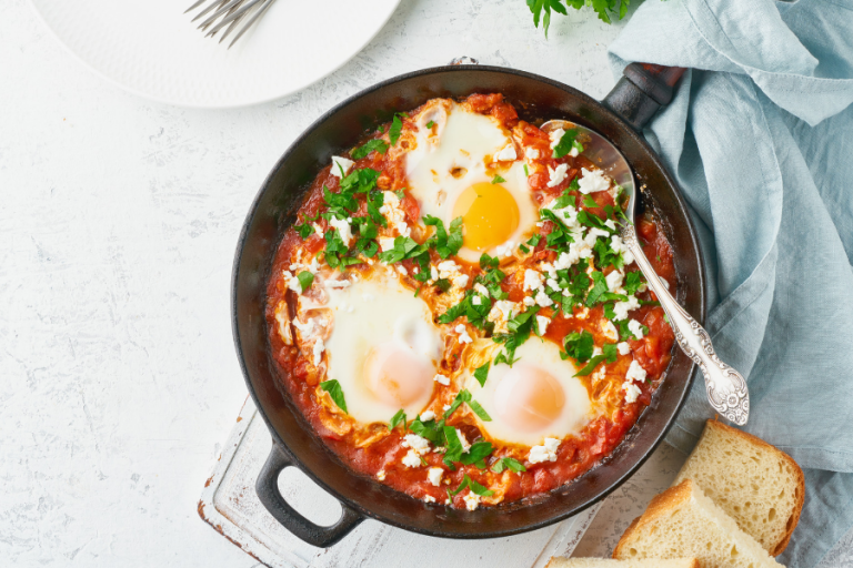 Shakshuka Protéinée aux Pois Chiches : la Recette aux Œufs Pochés pour l’Après-Séance